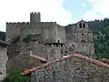 Sur la gauche le château de Chalencon, sur la droite la chapelle de Chalencon.