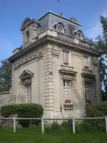 L'un des deux pavillons d'entrée du château de Fitz-James (XVIIIe siècle).