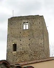 La grande tour du château Saint-Hugues.