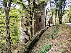 Tour en ruine construite en l'état.