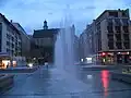 Le château de Montluçon vu depuis la promenade avec les jets d'eau.