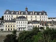 Photographie du bâtiment prise depuis la Mayenne.