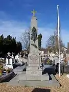 Le monument aux morts (au cimetière).