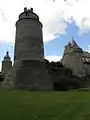 La tour de l'horloge, le donjon et la tour du cardinal.