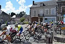 Fête des Grattons 2022, course cycliste dans la ville de Châteaumeillant