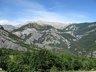 Le massif du Mercantour vu depuis le village, en premier plan les barres du Cougnet et de l'Aigle.