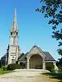 Châteauneuf-du-Faou, chapelle Notre-Dame-des-Portes, la façade et un autel extérieur pour les pèlerinages