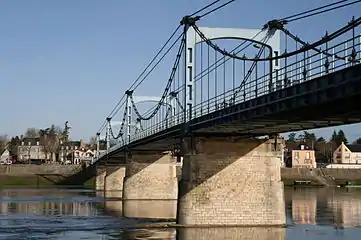 Pont suspendu sur la Loire.