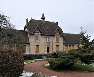 Ancienne maison d'assistance (1909), actuelle mairie.