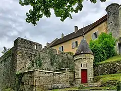 La tour d’entrée.