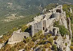 Château cathare de Peyrepertuse ; sur la gauche, le Verdouble (2019).