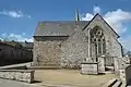 Église Notre-Dame-du-Tertre : façade sud et calvaire.