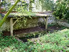 Lavoir de la fontaine des Joncs, au nord du parc.