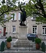 Le Poilu victorieux (monument aux morts)