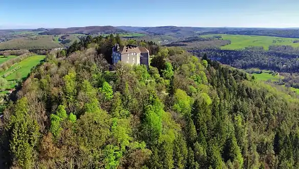 Le château au-dessus de la confluence Loue-Lison.