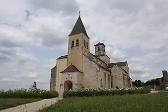 Vue d'extérieur d'une église romane.