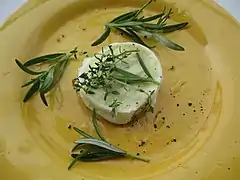 Fromage de chèvre à l'huile d'olive, thym et romarin.