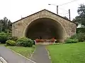 Lavoir réalisé en pierre de taille.