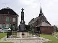 Monument aux morts, façade de l'église.