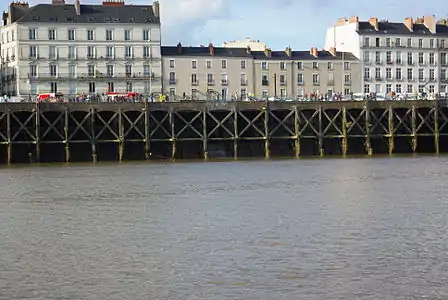 La Chézine se jette dans la Loire sous le quai de la Fosse à Nantes.