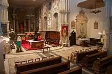 Le chœur ; à droite vers la chapelle de la Vierge.