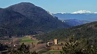 Le château, au loin Rennes-le-Château et le pic de Saint-Barthélemy.