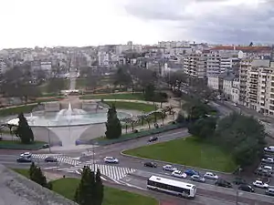 Le Champ-de-Juillet vu depuis le campanile de la gare. On devine en prolongement de l'axe situé derrière la fontaine, la place Denis Dussoubs