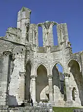 Vestiges des grandes arcades du chœur, fenêtres hautes et tour-pinacle