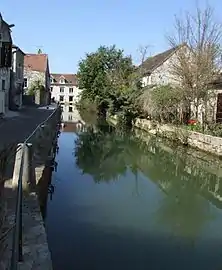 Vue du Serein à Chablis.