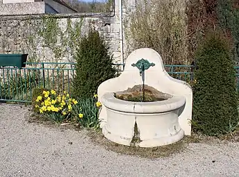 La fontaine.