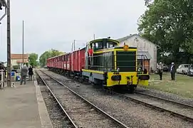 Un train diesel en gare de Chaillevette.