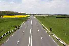 La D 637 au sud de Chailly-en-Bière, vue en direction de l'A6.