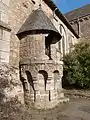 Chaire extérieure romane de l'église de La Madeleine de Merdrignac, Côtes-d'Armor.