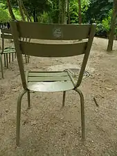 Chaise du jardin du Luxembourg avec le logo du Sénat.