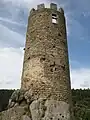 Vue sur la tour du château de Chalencon.