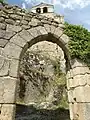 Porte sur la rampe conduisant du village au château. Au second plan : campenard de la chapelle.