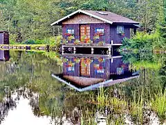 Chalet au bord d'un étang de La Voivre.