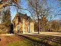 Vue du chalet depuis la promenade du parc Napoléon-III en 2020