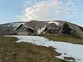 Deux des quelques chalets au petit Môle.