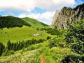 Photographie montrant les chalets et le vallon d'Ubine