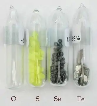 4 ampoules de verre contenant de l'oxygène, du soufre, du sélénium et du tellure purs.