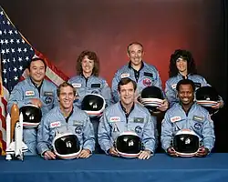 Première rangée : Michael J. Smith, Francis "Dick" Scobee et Ronald McNair Deuxième rangée : Ellison Onizuka, Christa McAuliffe, Gregory B. Jarvis et Judith A. Resnik