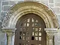 Porte dans le flanc nord de la nef, donnant sur le cloître.