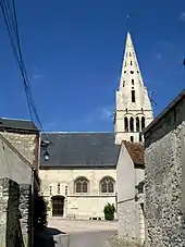 Approche de l'église depuis le sud.