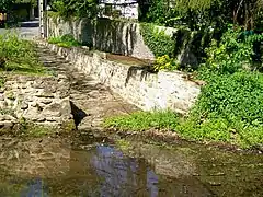 Le vieux gué-abreuvoir sur l'Aunette, à côté du pont.