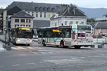 Photographie en couleurs de deux bus standards assurant une ligne structurante du réseau de Chambéry.