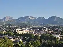 Panorama sur le massif de la Chartreuse depuis Chambéry. Les cœurs des anticlinaux, constitués de marnes, forment les dépressions, tandis que les barres calcaires constituant le flanc des anticlinaux et les synclinaux sont en relief.