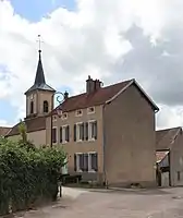 Le bourg et le clocher de l'église Saint-Michel.