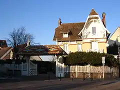 Maison, près de la gare.