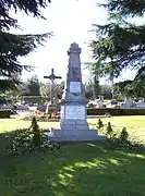 Le monument aux morts dans le cimetière.
